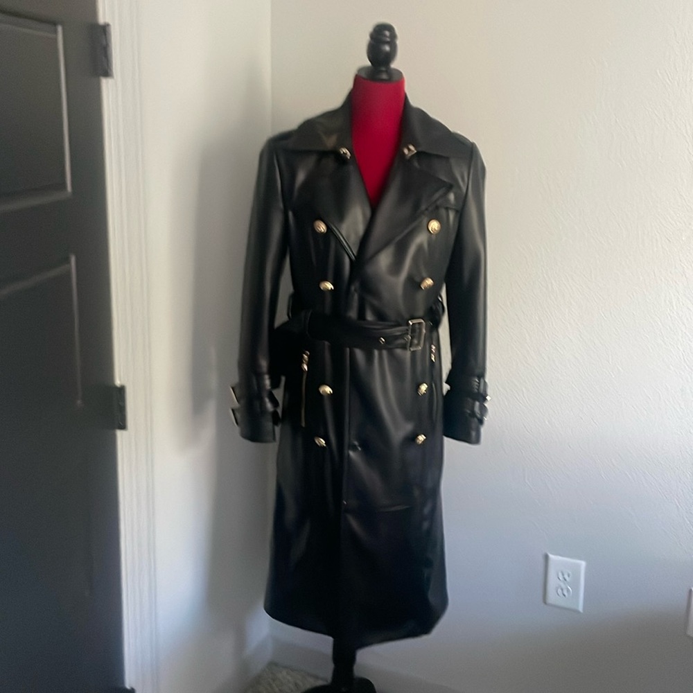 Women’s vegan leather trenchcoat in black size Medium New with removable belt